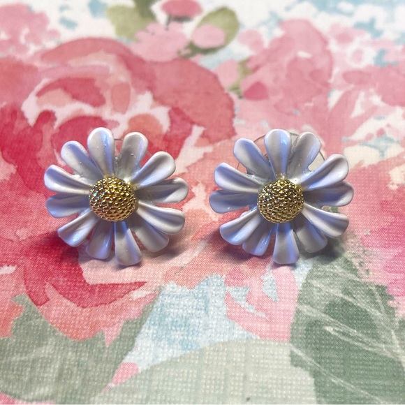 White Daisy Flower Stud Earrings - Picture 3 of 4